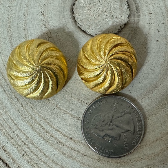 Vintage Bijoux Cascio Gold Tone Round Clip On Earrings - Picture 4 of 4